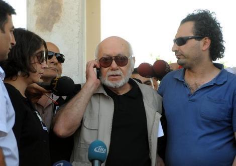 Ergenekon davası tutuklusu Doğan Yurdakulun önceki gün vefat eden eşi Güngör Yurdakul son yolculuğuna uğurlandı. Yurdakul mahkeme izniyle cenaze törenine katılarak taziyeleri kabul etti.