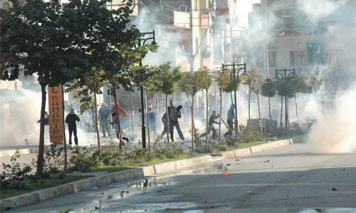 PKK'nın 31'nci kuruluş yıl dönümü ve Öcalan'ın hapishane şartlarını protesto için sokaklara dökülen terör örgütü PKK yandaşları, yurdun bazı yerinde bugünde olaylar çıkardı. Bayram günü yaşanan manzara söze gerek bırakmadı. Mersin