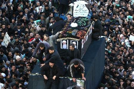 İran'da muhalif dini lider Muntazari'nin cenaze töreni yönetimi protesto eylemlerine dönüştü. On binlerce kişinin katıldığı cenaze töreninin ardından polisle reformcular arasında çatışma çıktığını belirtiliyor.