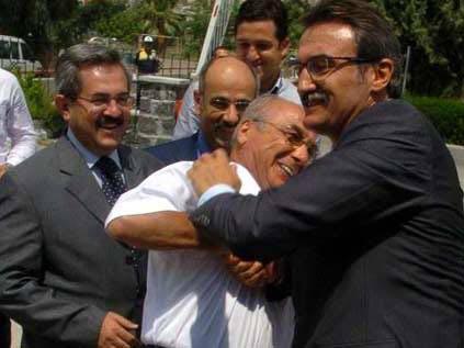 Bakan Kürşad Tüzmen, Adana Büyükşehir Belediye Başkanı AK Parti'li Aytaç Durak'ın 15 yıldan bu yana uyguladığı erkek erkeğe öpüşme yasağını' böyle deldi.