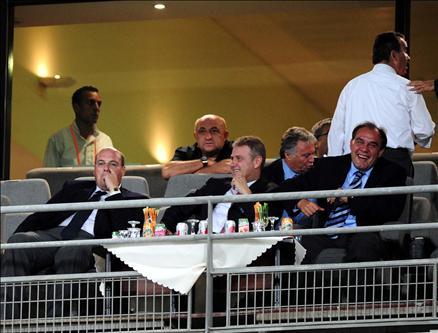 2009-2010 Sezonu perdesini açtı. Şampiyon Beşiktaş, açılış maçında İstanbul Belediyespor'la öne geçtiği maçta 1-1 berabere kaldı...