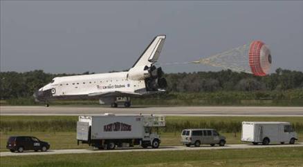 Amerikan uzay mekiği Endeavour, Dünya yörüngesinde 350-400 kilometre yükseltide yapımı süren Uluslararası Uzay İstasyonuna (UUİ) kenetli 16 günlük görevini tamamlayarak Yer'e indi.