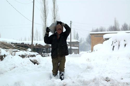 Bitlis'te dün gece başlayan kar yağışı şehri beyaza bürüdü. Kışın tüm hızıyla kendini hissettirdiği şehirde karın yağmasına en çok çocuklar sevindi.