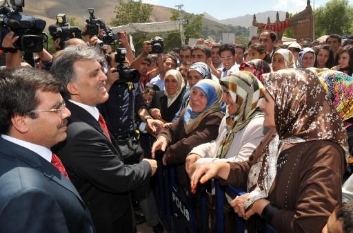 Cumhurbaşkanı Abdullah Gül, Bitlis'in düşman işgalinden kurtuluşunun 93. yıl dönümü dolayısıyla düzenlenen törenlere katılmak üzere geldiği şehirde sevgi selinin ortasında kaldı