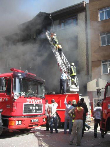 Eskişehir'de 3 katlı bir apartmanda meydana gelen patlama sonucu yangın çıktı. İtfaiye erleri yangını söndürmeye çalışırken yaralıları da hastanelere taşındı..