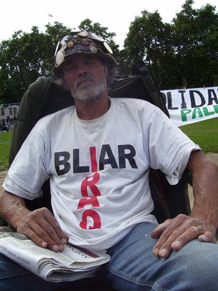 İngiliz Hükümeti'nin baş edemediği protestocu Brian Haw çadırın yanına diktiği Filistin ve Irak bayraklarıyla kendi deyimiyle diktatörlüğe karşı mücadele ediyor.