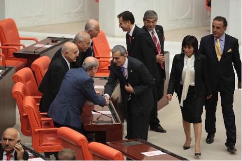 23. DONEM 1. YASAMA YILININ BASLAMASI DOLAYISIYLA TBMM ILK TOPLANTISINI YAPMISTI. YEMIN TORENI ONCESI DTP MARDIN MILLETVEKILI AHMET TURK (SAGDA), MHP GENEL BASKANI DEVLET BAHCELI'NIN (SOLDA) YANINA GELEREK TOKALASMISTI. (18/12/2007 - ANADOLU AJANSI - HAMZA SAHIN)