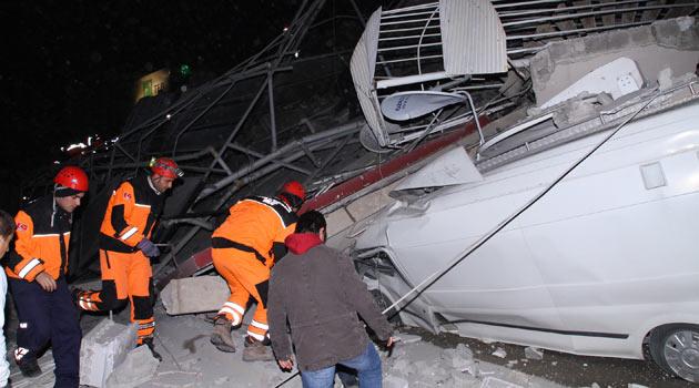 Otelden yemek yemek için dışarı çıktıkları anda deprem meydana gelen Cihan Haber Ajansı ekibi göçük altında kalmaktan son anda kurtuldu. Canlı yayın aracı ise enkaz altında kaldı.