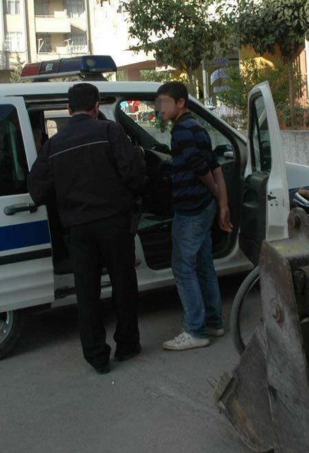 Adana'da babası kepçe operatörü olan 15 yaşındaki çocuk, evdekilerin uyumasını fırsat bilerek kepçeyle gezintiye çıkınca polis tarafından gözaltına alındı.