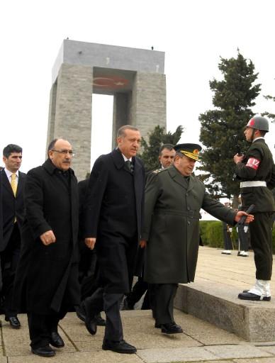 Başbakan Erdoğan ve İlker Başbuğ Şehitler Abidesi'ne ziyarette bulundu. Erdoğan yaptığı konuşmada kahramanlığa vurgu yaptı.