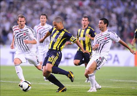 Futbol Federasyonu tarafından bu yıl 4. kez düzenlenen TFF Süper Kupa'yı, Beşiktaş'ı 2-0 yenen Fenerbahçe kazandı. Goller Alex'den geldi...
