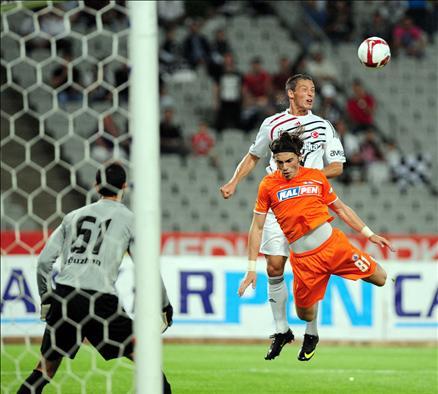 2009-2010 Sezonu perdesini açtı. Şampiyon Beşiktaş, açılış maçında İstanbul Belediyespor'la öne geçtiği maçta 1-1 berabere kaldı...