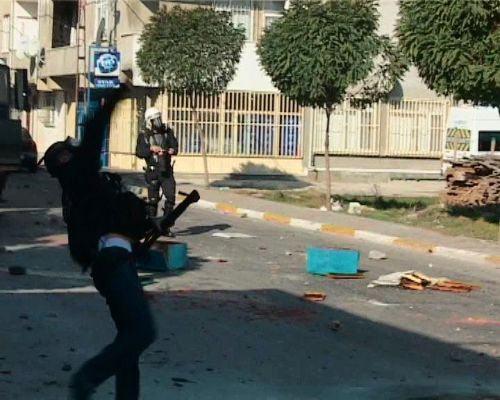 Sancaktepe Osmangazi Mahallesi'nde dere yatağı &uuml;zerine yapılan ka&ccedil;ak kat ve binaların yıkımı sırasında yaşanan gerginlik ve &ccedil;atışmalar devam ediyor. Polise direnen kişiler, yıkım ekiplerinin &uuml;zerine arı kovanları attı.