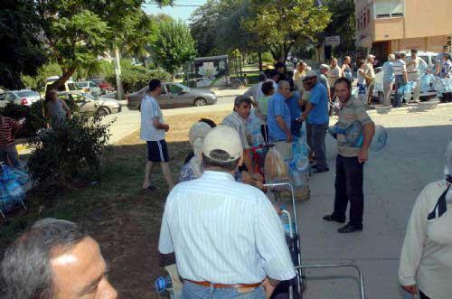 İzmir'de, Karşıyaka ve Bornova İlçelerinde, içme suyundaki arsenik değerinin standartların üzerinde çıkmasıyla endişeye kapılan halk su kuyruklarına düştü
