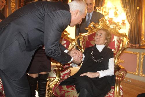 T&uuml;rk Sanat M&uuml;ziği sanat&ccedil;ısı Behiye Aksoy kaldığı huzurevi sakinleri ile birlikte İstanbul Valisi H&uuml;seyin Avni Mutlu'yu ziyaret etti. Alzheimer hastası olduğu &ouml;ğrenilen Aksoy'un mikrofona bile yabancılık &ccedil;ektiği g&ouml;zlendi.