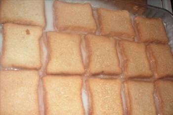 ETİMEKLİ PASTA: 

1970lerde ETİ bisküvi firması tarafından piyasaya sürülen, gevrek ve oldukça sert imal edilmiş, tost ekmeği ebatlarında dilimlenmiş olan Eti-mek adlı kuru ve az tuzlu besin, o yılların pratik zekâlı ev hanımları tarafından satın alındıktan sonra, mutfaklarda türlü işlemlerden geçirerek misafirlerine sundukları ev yapımı pastaların ana malzemesi oldular. Gazetelerin ve çeşitli kadın dergilerinin yemek köşelerinin uzun yıllar vazgeçilmez temalarından olan Eti-mek pastası (ya da Eti-mekli pasta), halk tarafından çok sevilen ve zevkle tüketilen gıda maddelerinden oldu. 1980lerin ortalarından itibaren ise, hazır pastaların ucuzlayıp yaygınlaşmasıyla birlikte piyasada görülmez oldular.