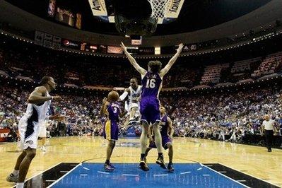 Hidayet'in de forma giydiği NBA final serisi 4. maçında Los Angeles Lakers, Orlando Magic'i uzatmalarda yıkmayı başarırken malesef Hidayet son anlarda kendine bağlanan umutları yıktı