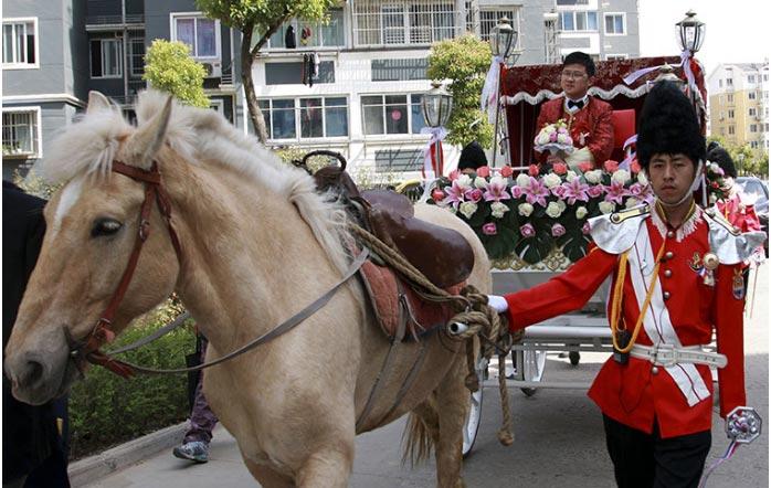 Dünyadaki her şeyin taklitini yapmalarıyla ünlenen Çinliler, bir ilke imza attı. Yeryüzünde milyarlarca kişinin takip edeceği Prens William ile Kate Middleton'nın düğününden saatler önce Çin'de birebir kraliyet düğünü yapıldı.