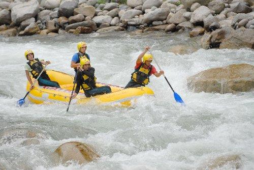 Rize'nin Ardeşen ilçesinde düzenlenen 5. Uluslararası Fırtına Rafting Şenliği, başladı.