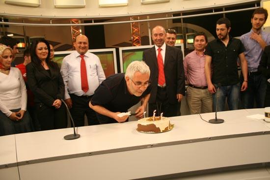 2 Haziran 2008'de yayın hayatına başlayan ÜLKE TV bugün 1 yaşını doldurdu. Kanalın haber merkezinde pasta kesilerek kutlama düzenlendi.