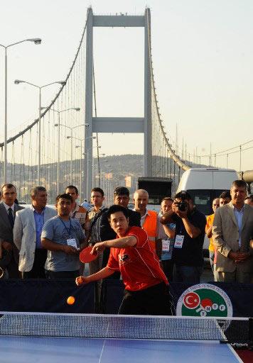Asya ile Avrupa'nın birleştiği Boğaziçi Köprüsü'nde Hong Konglu Ko Lai Chak ile Avusturyalı Werner Schalger gösteri maçı yaptı.
