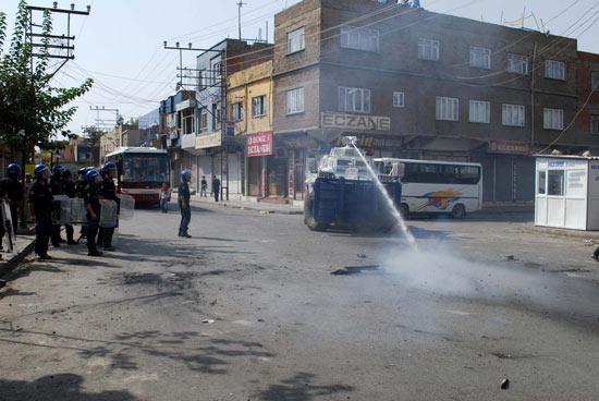 Terörist başı Abdullah Öcalan'ın yakalanışının yıldönümü nedeniyle Doğu ve Güneydoğu illerinde PKK yandaşları kepenk açmadı, açtırmadı. Yapılan eylmelere polis müdahale ederken çocuklar yine ön plandaydı