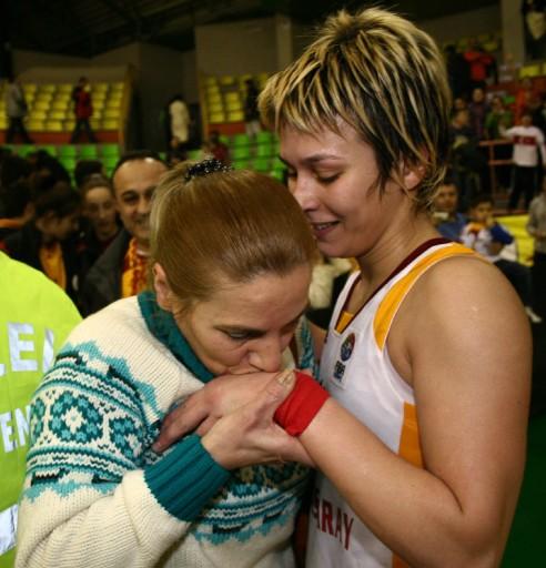 Basketbolda FIBA Avrupa Kupası yarı final rövanş maçında Galatasaray, Rusya'nın Dinamo Kursk takımını 62-39 yenerek finale yükseldi.