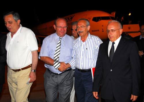 CHP GENEL BASKANI KEMAL KILICDAROGLU, 20 TEMMUZ BARIS VE OZGURLUK BAYRAMI'NIN 36. YILI KUTLAMA TORENLERINE KATILMAK UZERE KKTC'YE GELDI. KILICDAROGLU'NU, TURKIYE'NIN LEFKOSA BUYUKELCISI SAKIR FAKILI (SAGDA) KARSILADI.