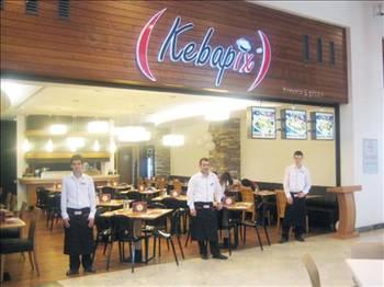 KEBAPIX

Denizli Merkezli Kebapix, çok yeni bir marka. Yaklaşık 10 ay önce ilk şubesini Denizlideki Forum Çamlık AVMde açtı. Daha sonra Aydında bir şube daha açtı. Şimdi de İstanbulda üçüncü şubesini açmak üzere. Kebapix Franchise Sorumlusu Birsen Çiftçi, Mevcut şubeler bizim tarafımızdan işletiliyor. Ancak bu yıl içinde franchising sistemiyle şubeler açılacak. Bunun için öncelik İstanbulda olacak diyor. Kebapixte kebap çeşitlerinin yanı sıra salata ve tatlı seçenekleri de var.   
Telefon: 0258 215 12 20  
Web: www.kebapix.com.tr