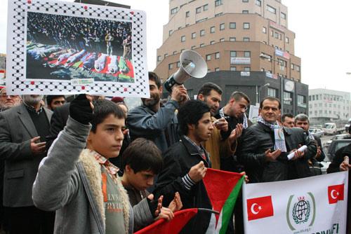 ZONGULAK... Türkiye'de ayağını İHH'nın organize ettiği yardım hareketinin engellenemeyeceğini belirten Ziya, şunları söyledi: "Böyle bir vicdanı harekete karşı durabilmek, zor bir hale geldi. Konvoy şu an Akabe limanına ulaşmış bulunmaktadır. Araçlar acil ve tıbbi ve ihtiyaç malzemeleri ile dolu. Araçlar Gazze'ye girip yanındakileri gerçek sahiplerine verip geri dönecektir. Allah bizleri, sabredenlerle beraber yazsın. Biz kardeşliğin gereğini yardımlarımızla da göstererek ambargoyu kırmaya çalışalım. Ambargoyu iygulayanları boykot edelim. Her türlü sözlü ve fiili dualarımızla kardeşlerimizin yanında olduğumuzu göstermeliyiz."