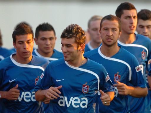Trabzonspor, 2008-2009 sezonu hazırlıklarına, bugün yaptığı antrenmanla başladı. İşte flaş transferlerle Yanal yönetimindeki sezonun ilk idmanından kareler: