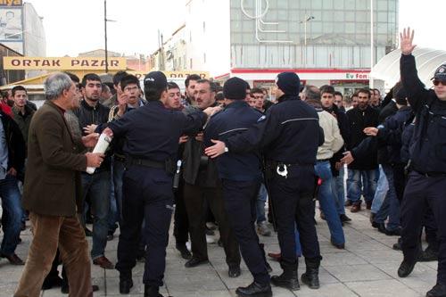 Edirne'de gözaltına alınan arkadaşlarına destek vermek için imza kampanyası düzenlemek isteyin Erzincan Gençlik Derneği üyelere, meydandaki kalabalık vatandaşlar saldırdı