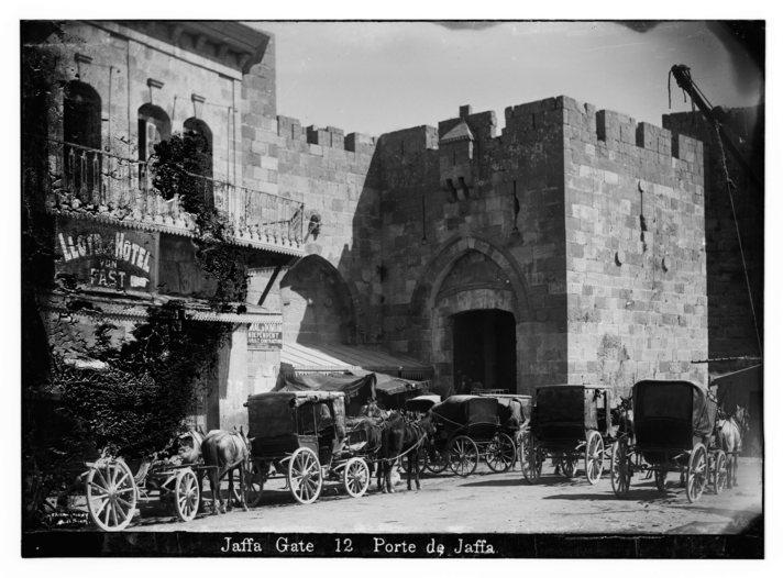 Eric ve Edith Matson Resim Koleksiyonu'ndan alınmış bu fotoğrafta Kud&uuml;s'te Yafa Kapısı'nda park edilmiş atlı arabaları g&ouml;rmek m&uuml;mk&uuml;n...