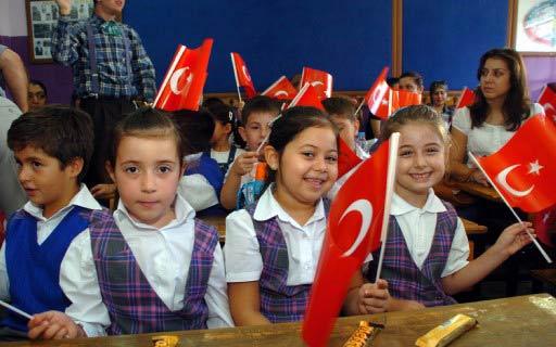 Okul öncesi ve ilköğretim 1 .sınıf öğrencileri için ders zili bugün çaldı. Çocuklar ilk günün heyecanı ve tedirginliğiyle sıralara oturuken anne ve babalar da heyecanlandı.