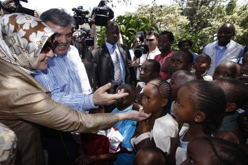 Cumhurbaşkanı Abdullah Gül, eşi Hayrünnisa Gül, Devlet Bakanı Said Yazıcıoğlu, Ulaştırma Bakanı Binali Yıldırım ve heyettekilerle Nairobi Ulusal Parkı'n çitaların bulunduğu kafese girdi ve çita sevdi...