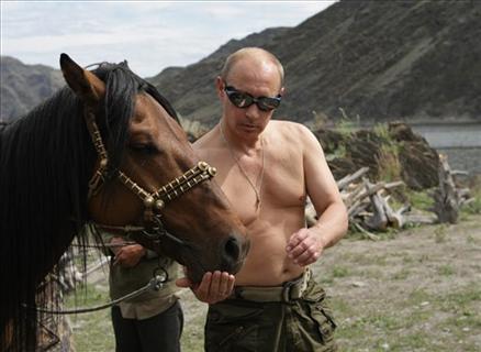 Baykal Gölü'ne mini denizaltıyla dalan, balinanın sırtına verici takan Rusya Başbakanı Vladimir Putin, Türkiye ziyareti öncesi Sibirya'da da şov yaptı. İşte Putin'in Sibirya'ya maceraları