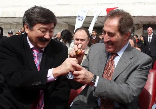 Dün gece başlayan Nevruz Bayramı kutlamaları çerçevesinde Ankara'da Atatürk Kültür Merkezi bahçesinde resmi tören yapıldı. Kültür ve Turizm Bakanı Ertuğrul Günay ve ABD Büyükelçisi Jeffrey yumurta tokuşturdu ve ateşin üstünden atladı.
