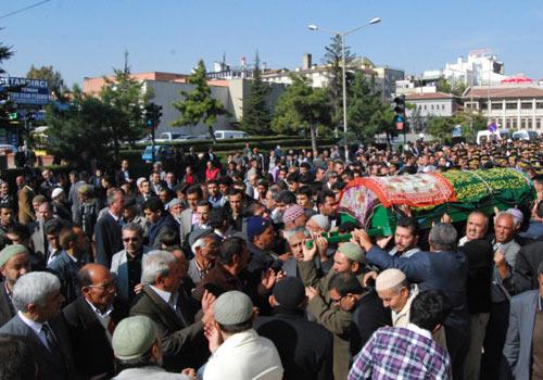 Van'da meydana gelen depremde hayatını kaybeden Hanım Zahma (31), memleketi Konya'da toprağa verildi.