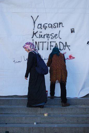 Gazze karanlıkta, Boğaziçi ayakta!