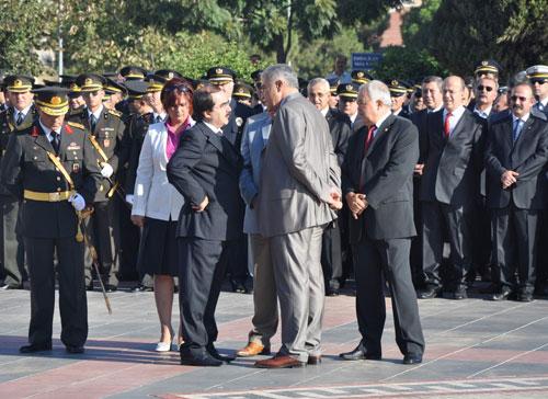 AYDIN'DAKİ 30 AĞUSTOS ZAFER BAYRAMI TÖRENLERİNE VALİ HÜSEYİN AVNİ COŞ İLE CHP'Lİ VEKİL FATİH ATAY ARASINDA YAŞANAN GECİKME TARTIŞMASI DAMGASINI VURDU. FOTOĞRAF: GÖKHAN YÖRDEM
