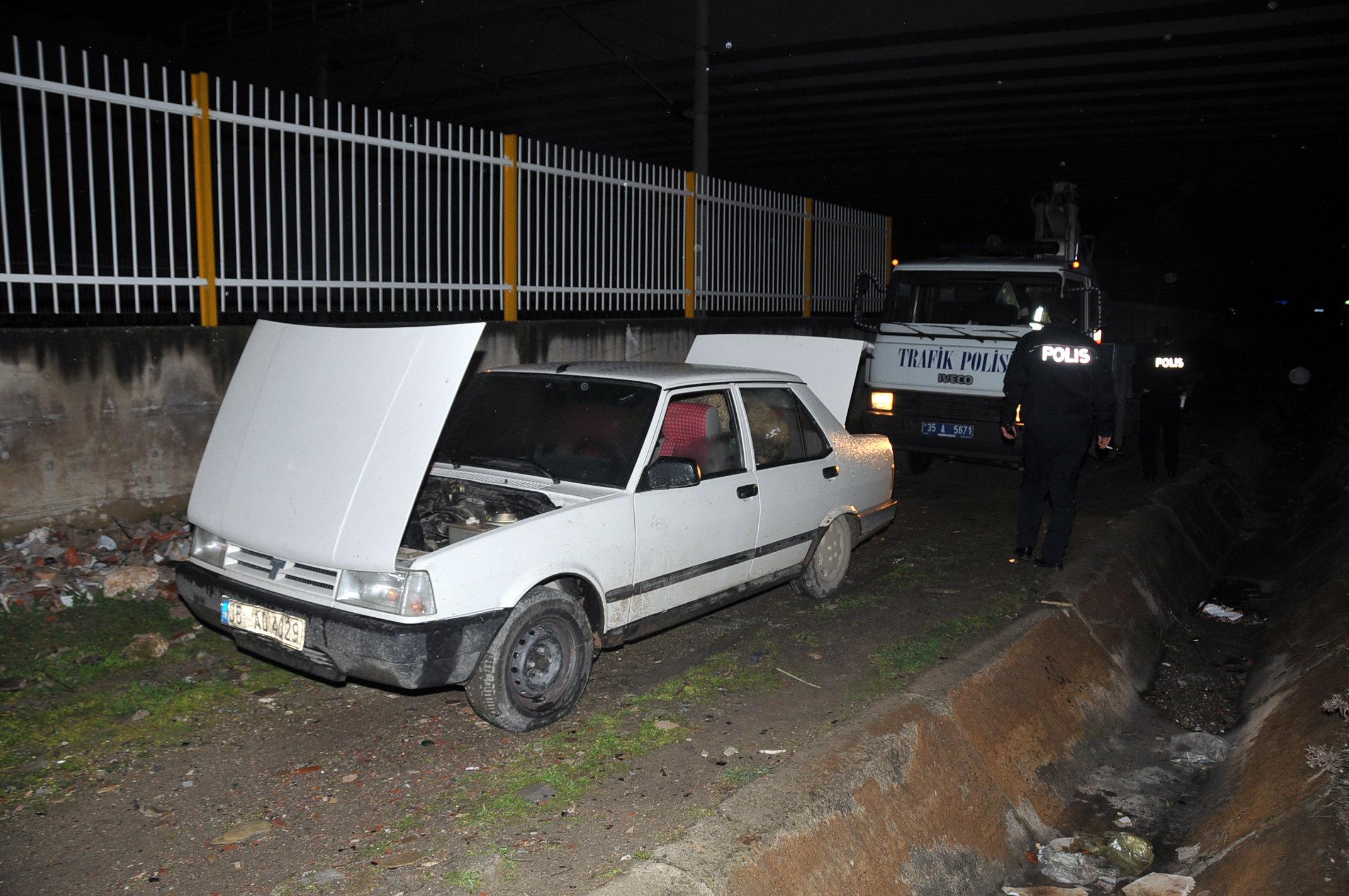 İzmir'de iki gün önce çaldıkları otomobille Menderes ilçesinden 8 koyun hırsızlığı yapan zanlılar ve polis arasında kovalamaca yaşandı. Takip çıkmaz sokakta sona erdi. Polis, araçtaki zanlılardan birini gözaltına aldı. Diğeri ise yaya olarak kaçmayı başardı. Çalıntı otomobilin arka koltuğunda 6, bagajında ise 2 koyun bulundu.