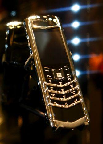 Vertu Signature (80.000 USD)  
Vertu Signature'un temel modelleri 14.000 dolardan başlıyor. Bu altın modeli ise 80.000 dolar gibi bir fiyata sahip. Ancak bu telefonun bir kamerası yok!