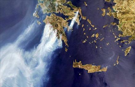 26 Ağustos 2007de Aqua uydusunun çektiği bu fotoğrafta, Yunanistanı etkisi altına alan orman yangınının büyüklüğü gözler önüne seriliyor.