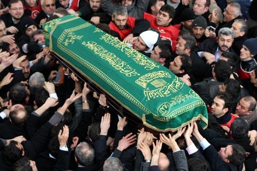 Eski Başbakan Prof. Dr. Necmettin Erbakan'ın cenazesi Fatih Camii'de. FOTO: AA
