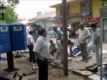 TELEFON KULÜBELERİ: Dikdörtgenler prizması şeklinde, dört tarafı da bel hizasına kadar camla kaplı, civciv sarısı renkli telefon kulübeleri vardı. İçlerinde siyah ve kadranlı bir telefon olup, jetonla çalışırdı. Telefon konuşması gerçekleşmediği zaman ahizenin yerine konulmasıyla jeton, ankesörün altındaki geri alma yuvasına düşerdi. Telefonun monte edildiği sırtın üzerinde telefon kullanma kaideleri ve âdâbı ile ilgili çeşitli notlar ve Türkiyedeki tüm merkezlerin telefon kodlarının yer aldığı büyükçe bir pano asılıydı. Bu kulübeler genellikle merkezî transit otobüs duraklarının yanında ve meydanlarda yer alırdı. Jetonlarda kontör sınırlaması yoktu ve tek bir jeton atarak sınırsız konuşmak mümkündü. Ancak konuşanlar işi cıvıtmaz, saygı sınırları çerçevesinde mümkün olduğunca muhabbetlerini kısa keserlerdi.