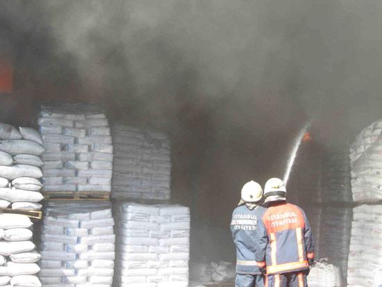 Hadımköy'de plastik imalatı yapıldığı öğrenilen fabrikada yangın çıktı. Bölgeye çok sayıda itfaiye ekibi sevk edilirken, Görevliler tarafından fabrika kısa sürede boşaltıldı...