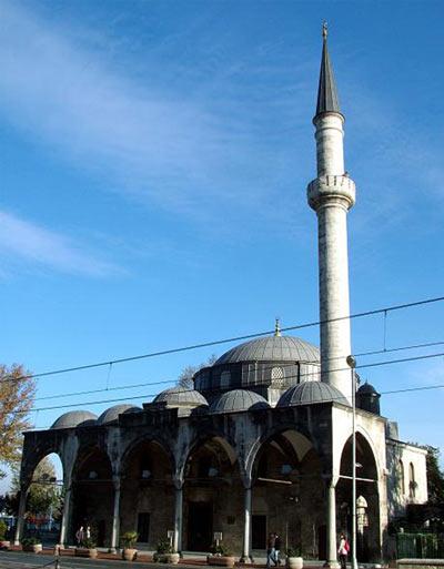 12- Fındıklı Molla Çelebi Camii: Mimar Si-nan'ın nadide eserlerinden Fındıklı Molla Çelebi Camii, Kabataş'ta. 1586'da inşa edilmiş. İşlek bir yerde olmasına rağmen çok fazla cemaati yok. Ama en azından kapısı kilitli değil. 4 yanında geniş pencereleri olan camide Kız Kulesi'ne karşı namaza duruyorsunuz.