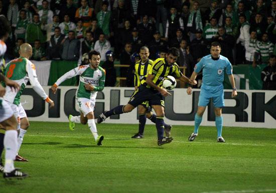 Sivasspor, Ankaraspor ve Beşiktaş'ın ardından Türkiye Kupası'nda son yarı finalist Bursaspor'u yenen Fenerbahçe oldu