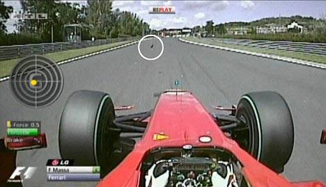 Formula 1'de sezonun 10. yarışı olan Macaristan Grand Prix'sinde Cumartesi günü yapılan sıralama turlarında, kaza yapan Ferrari'nin Brezilyalı pilotu Felipe Massa'nın, kafasındaki kaska yaklaşık 1 kilogram ağırlığındaki bir çelik yayın çarptığı açıklandı.