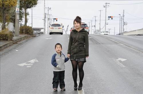 27 Ocak 2012'de çekilen fotoğrafta, Yuko Sugimoto 5 yaşındaki oğluyla birlikte.